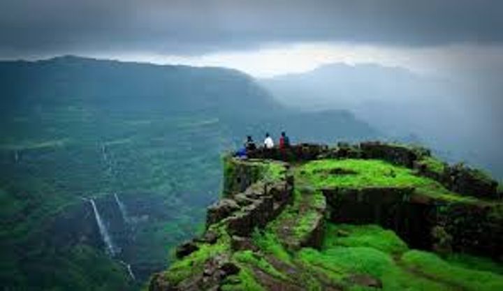 A Traveler’s Guide to 10 Scenic Indian Spots to Visit This Monsoon